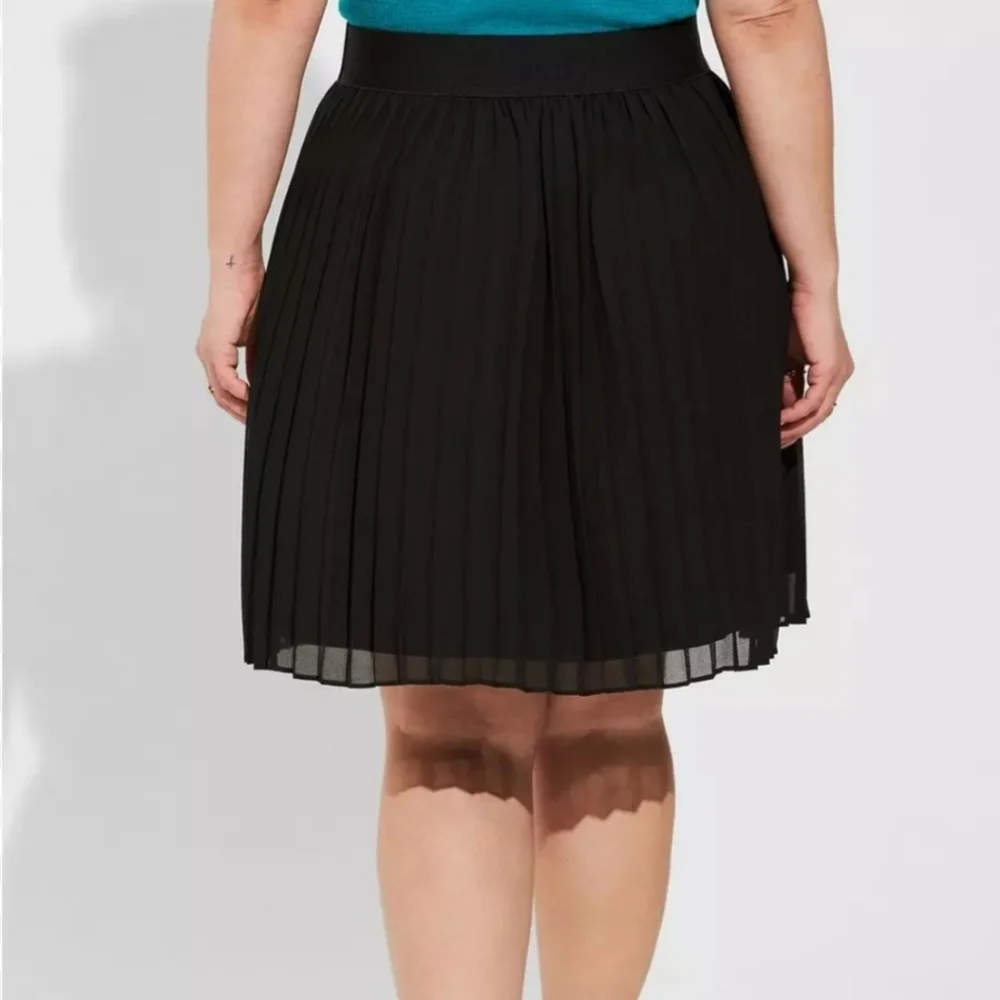 Torrid Black Knee-Length Skater Skirt - Picture 2 of 7